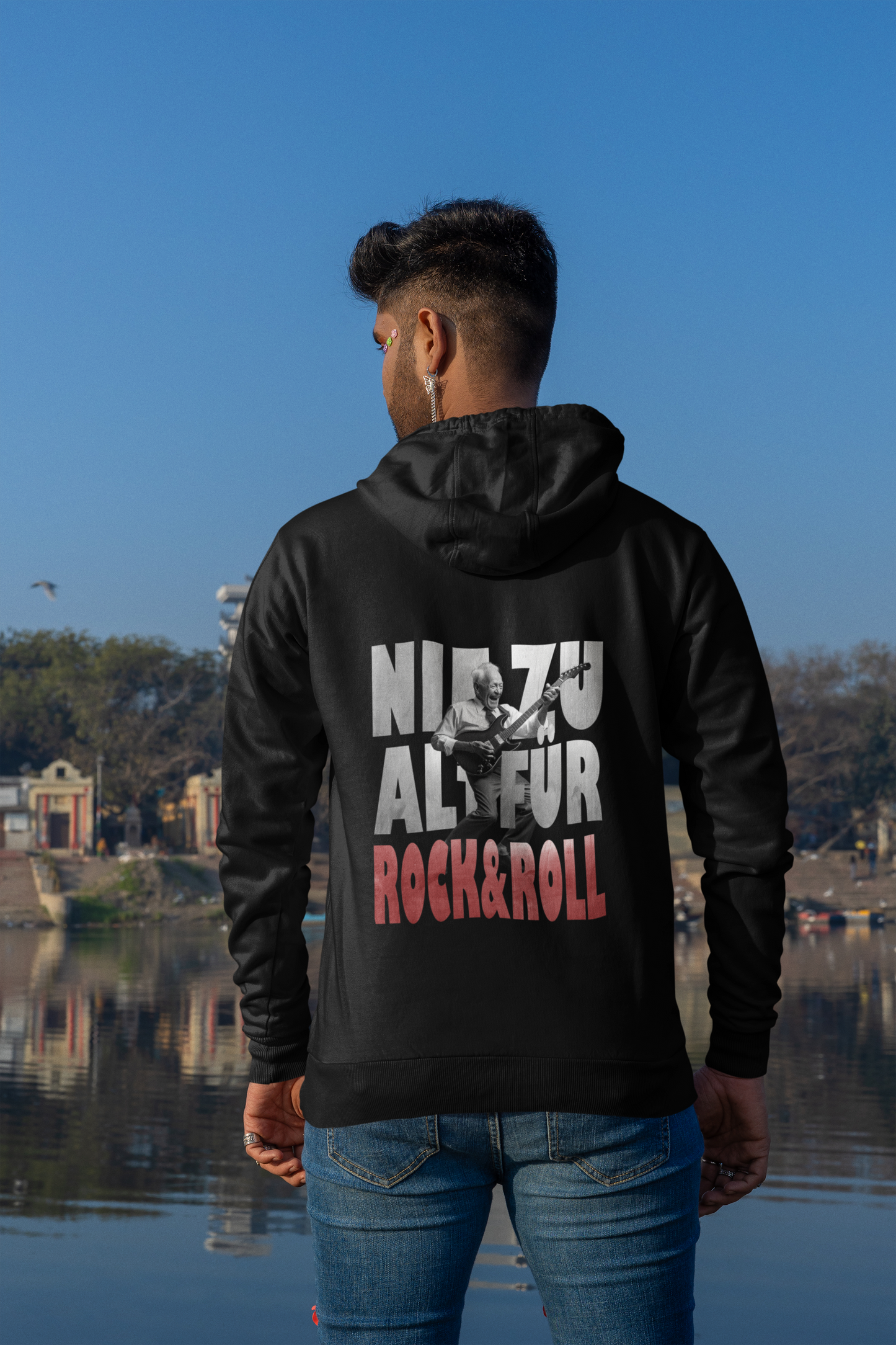 Nie zu alt für Rock&Roll_Backprint_Classic Hoodie - Mit Taschendruck